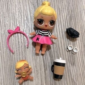 LOL Surprise! Series 1 SWING Big Sister doll with Little Sister & accessories.